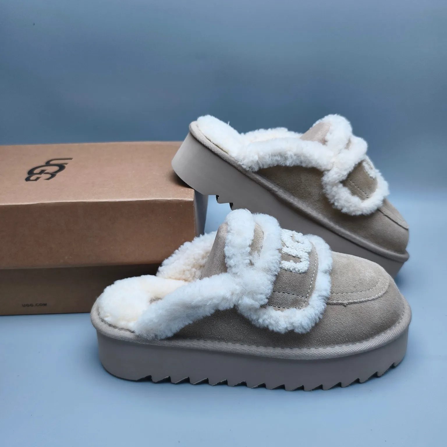 💰480 UGG sheepskin all-in-one snow boots 1208 Thick-soled curly fur casual fur flip flops with large logo Color: maroon sand antelope brown black chocolate Code number: 35-40 yards